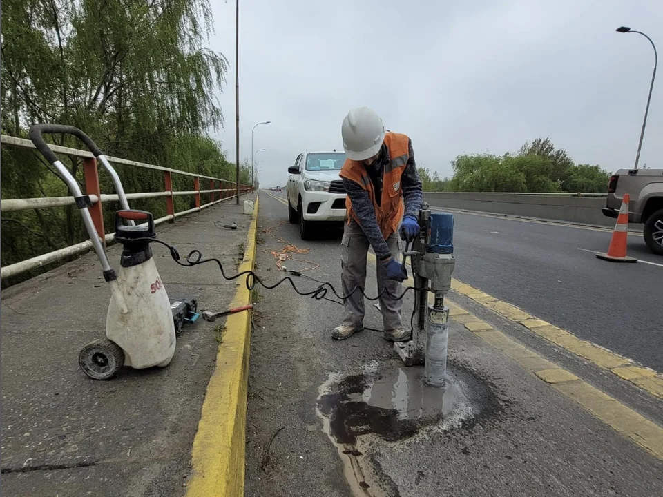 Profesional extrayendo testigos para evaluar la estructura del puente Juan Pablo II