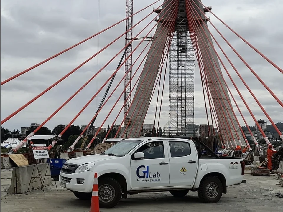 Camioneta de GHLab frente al puente Treng Treng–Kai Kai en construcción