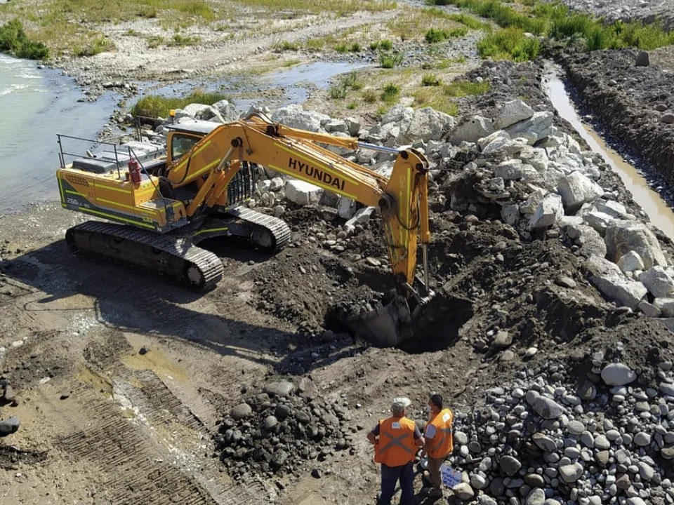 Excavadora trabajando en la zona de estudio de puentes de Arica