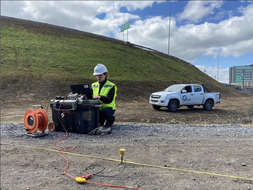 Profesional de GHLab realizando mediciones en terreno junto a la Ruta 5